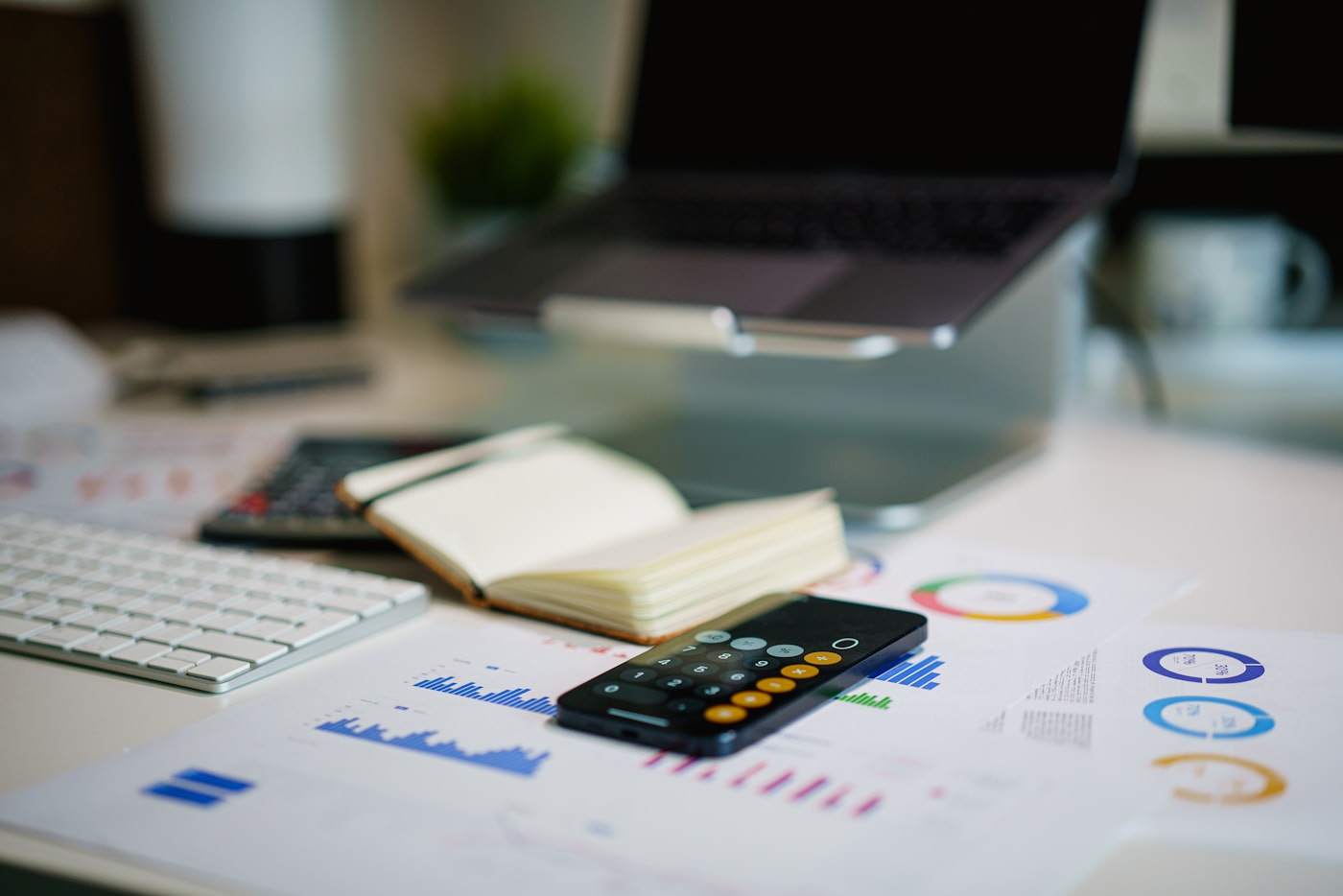 Mesa de trabalho com relatórios e gráficos financeiros